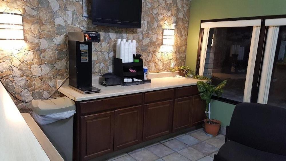 Mentor Home Inn And Suites エクステリア 写真